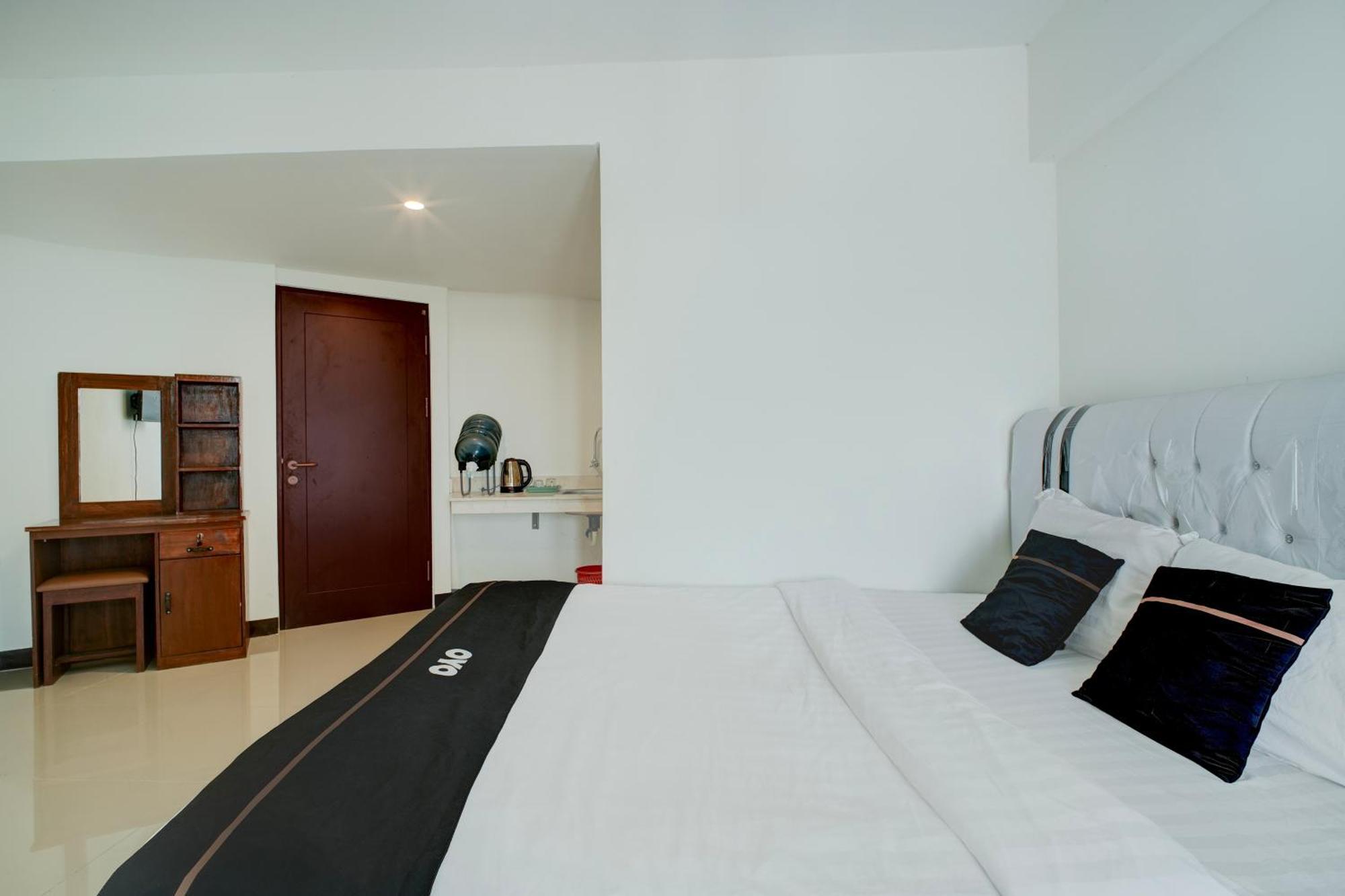 Collection O Near Terminal Pulo Gebang Formerly Sentra Timur - Tower Sapphire Hotel