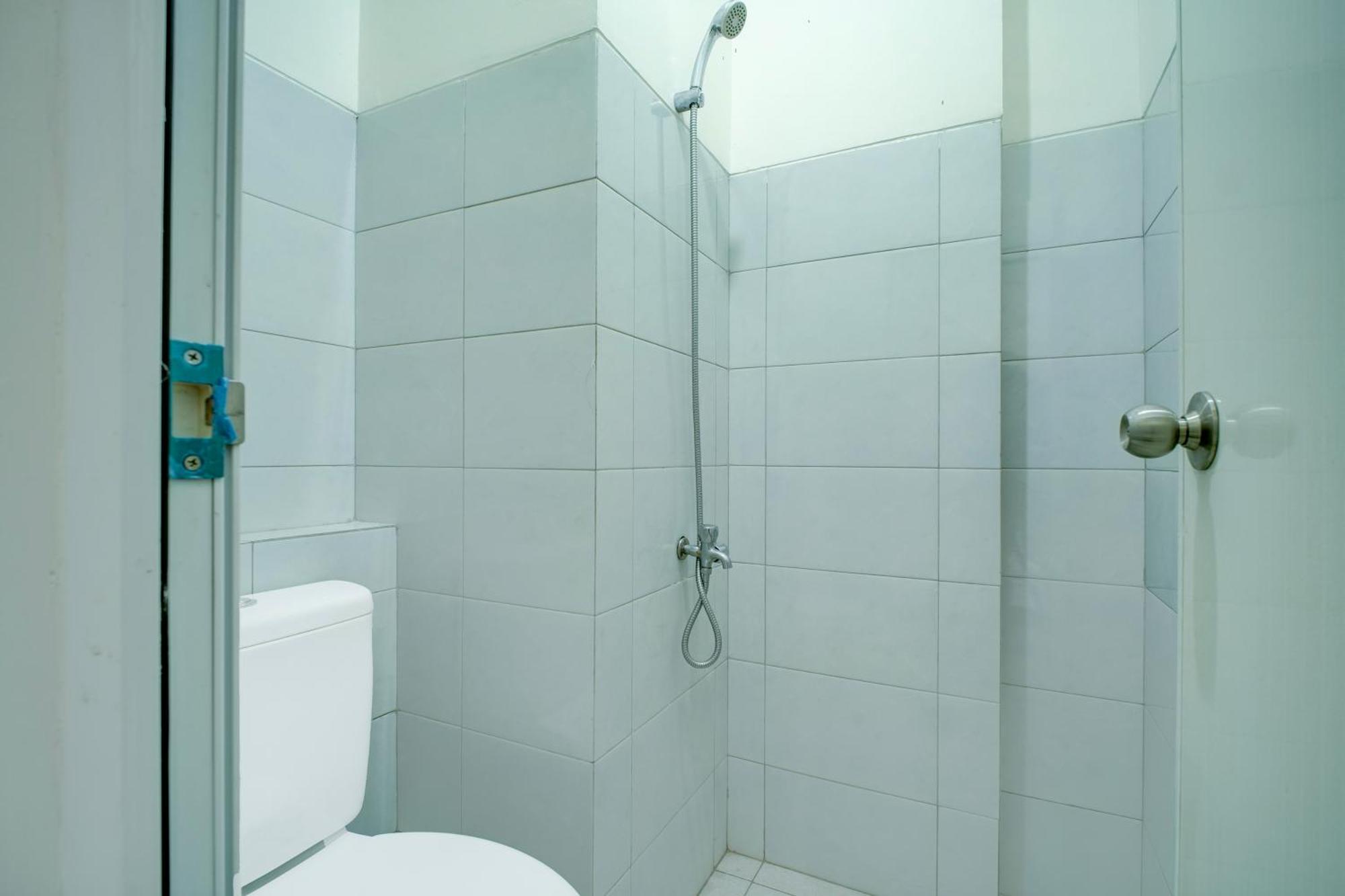 Collection O Near Terminal Pulo Gebang Formerly Sentra Timur - Tower Sapphire Hotel 3*