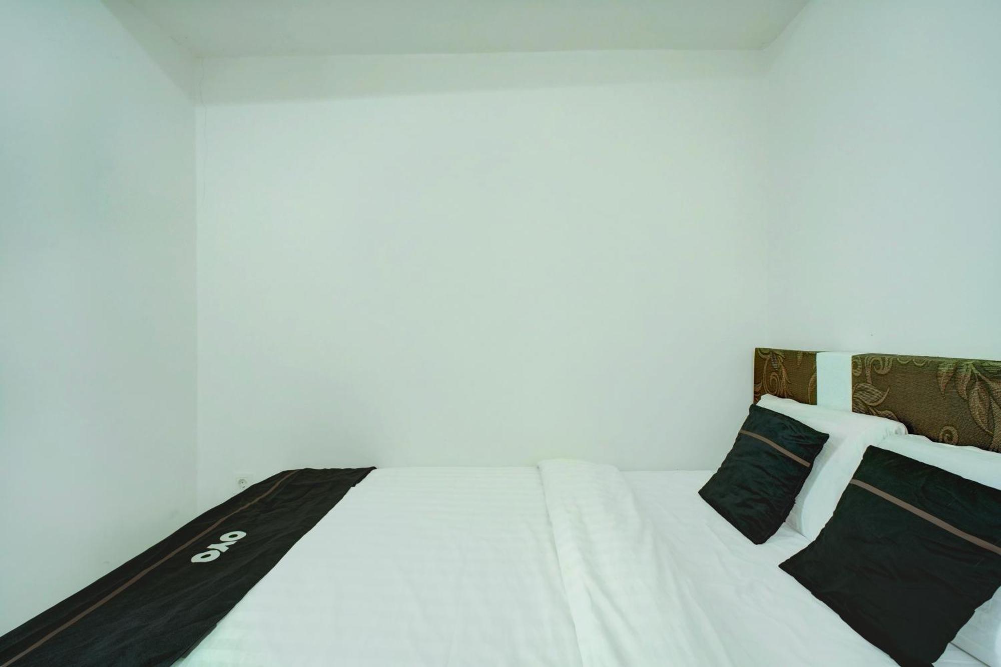 Collection O Near Terminal Pulo Gebang Formerly Sentra Timur - Tower Sapphire Hotel Jakarta